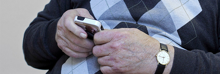 Äldre person med mobiltelefon